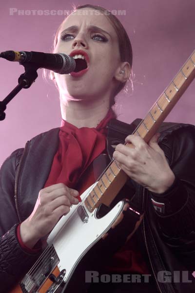 ANNA CALVI - 2011-08-28 - SAINT CLOUD - Domaine National - Scene de la Cascade - 